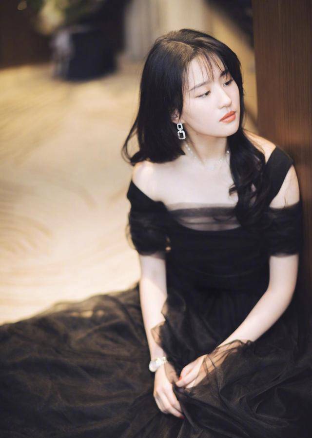 刘亦菲真会穿，黑纱裙秀出“水蜜桃”身材，不愧是“神仙姐姐” (图3)
