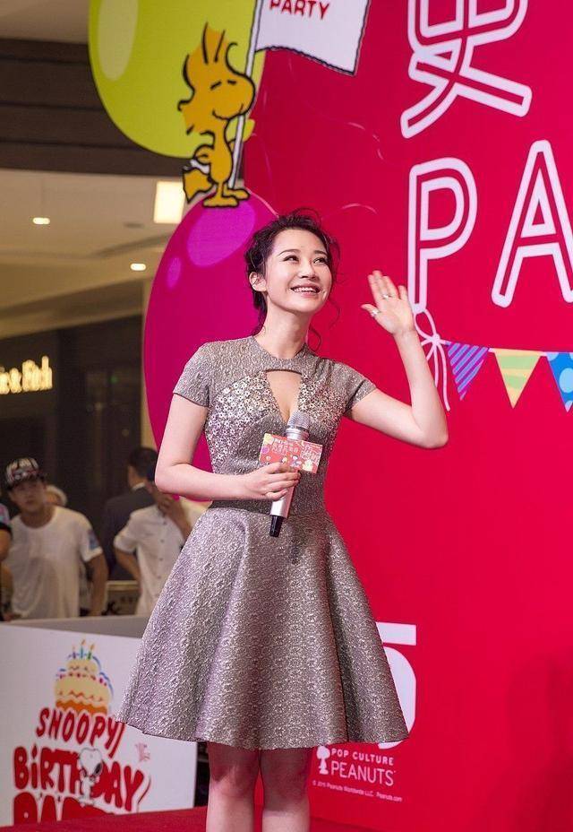 黑色|许晴好有少女感！穿灰色蓬蓬裙像公主一样，线下亮相也太美了吧