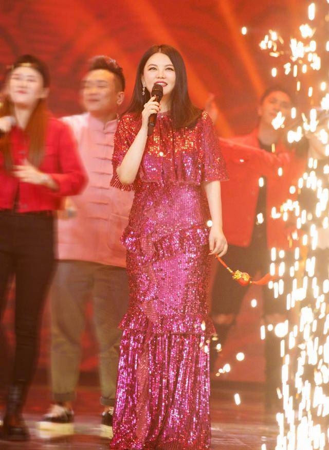 贵妇|44岁李湘穿衣真胆大，穿亮片玫红色连衣裙高贵大气，很有贵妇范