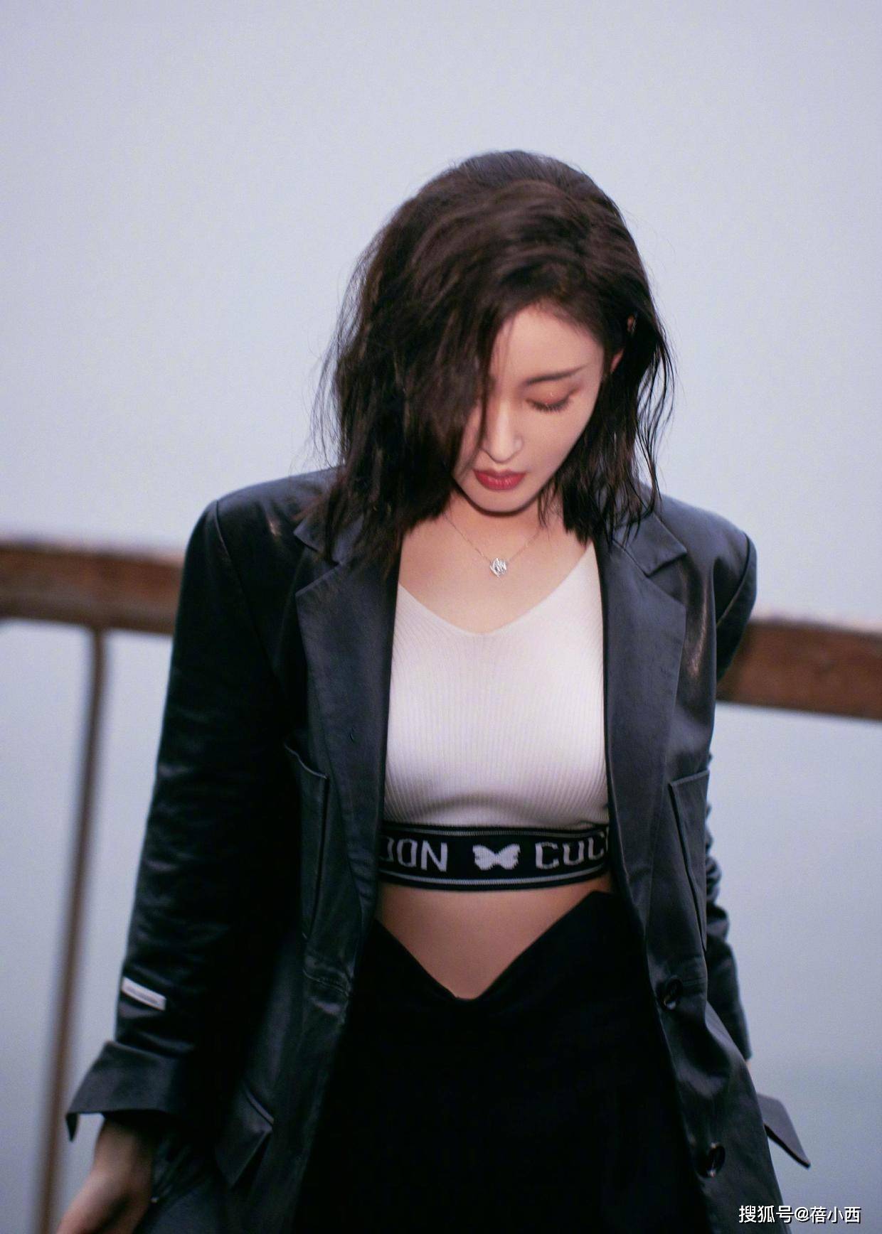 黑色|张天爱才是“漫画腿”的代表,穿假两件黑色西装裙亮相,气质惊艳