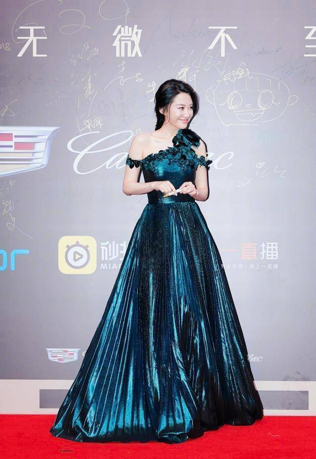 黑色|许晴好有少女感！穿灰色蓬蓬裙像公主一样，线下亮相也太美了吧