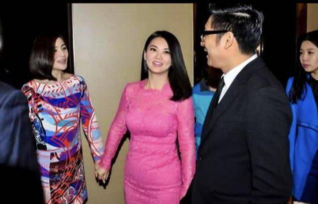 贵妇|44岁李湘穿衣真胆大，穿亮片玫红色连衣裙高贵大气，很有贵妇范