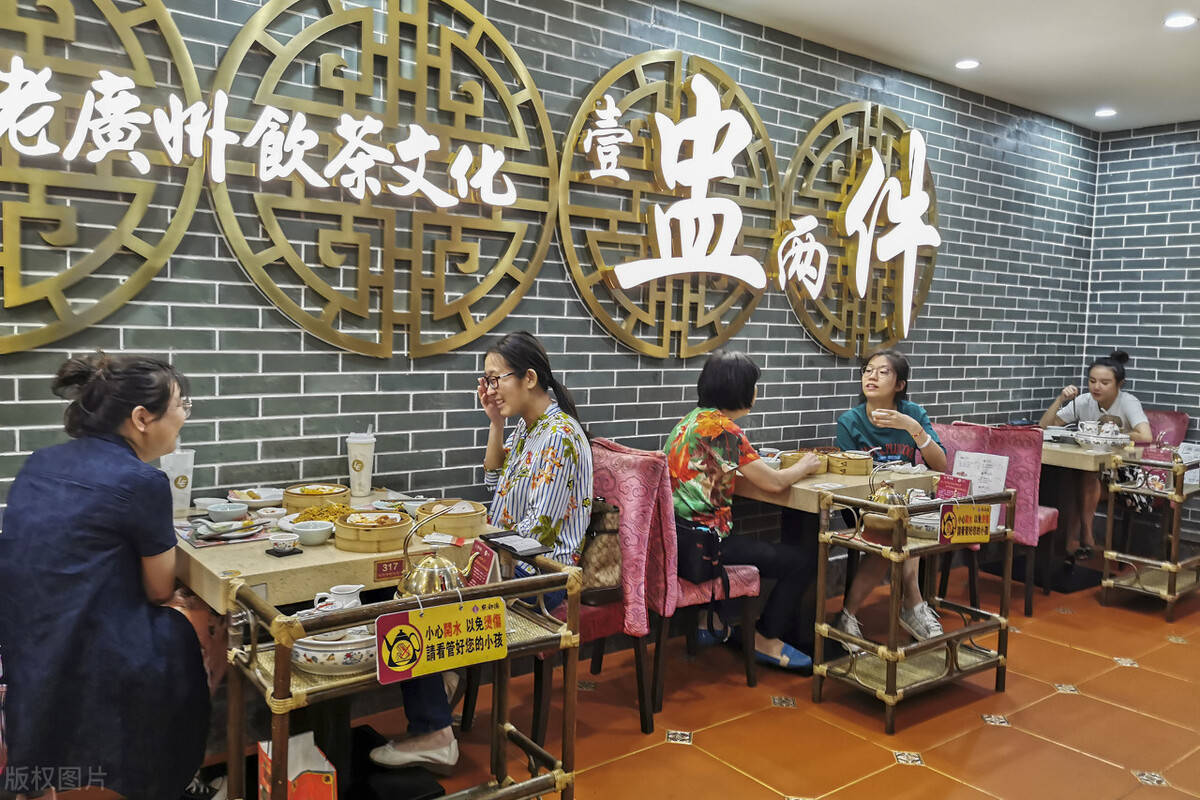 廣州茶館北京茶館種類很多,有專門喝茶的清茶館,喝茶聽書的書茶館