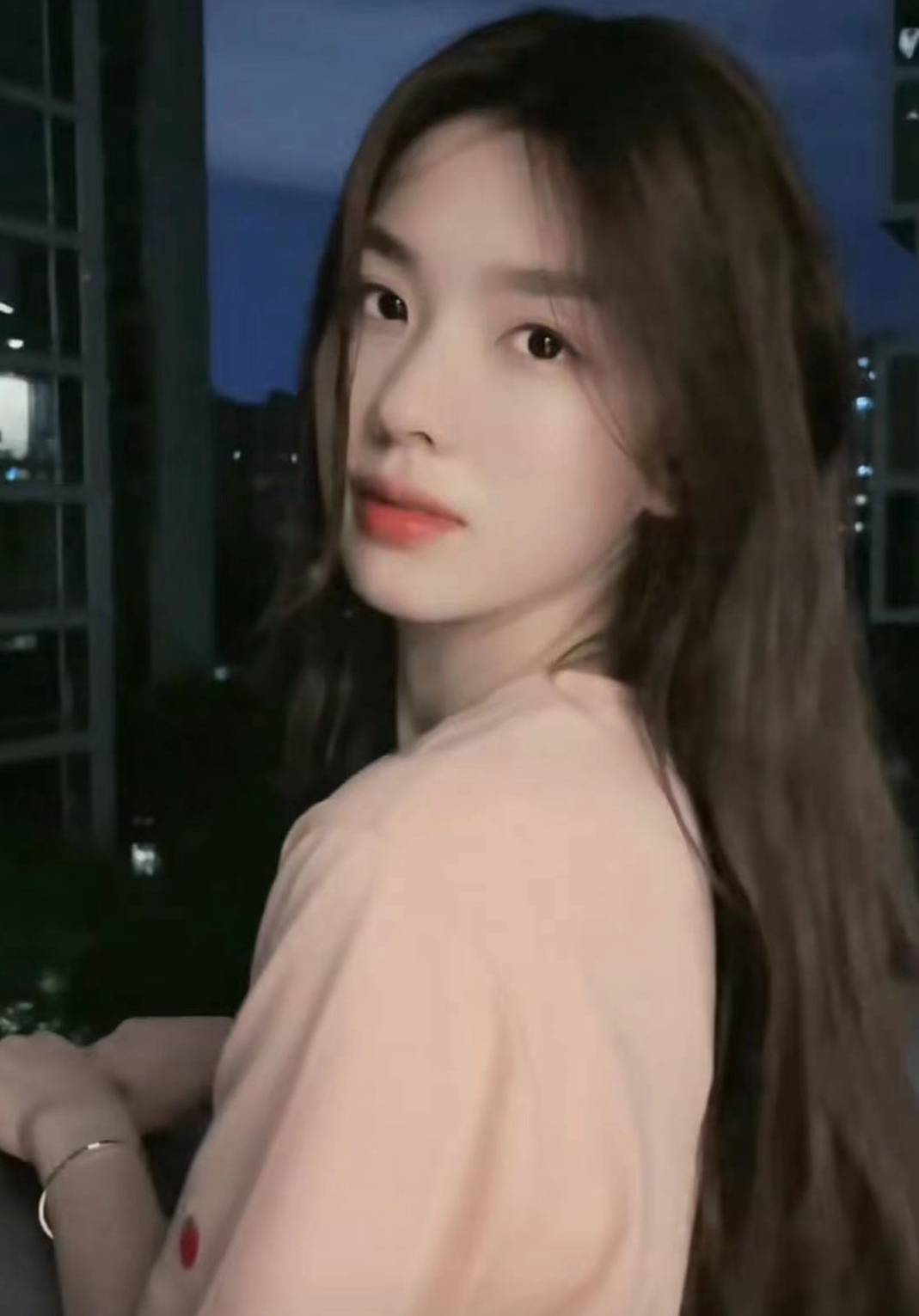 网友在小区偶遇网红孙一宁,拍下对方无修图,颜值大跌判若两人_王思聪