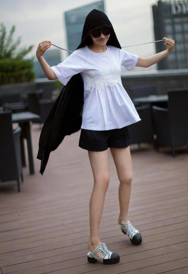 黑色|许晴好有少女感！穿灰色蓬蓬裙像公主一样，线下亮相也太美了吧