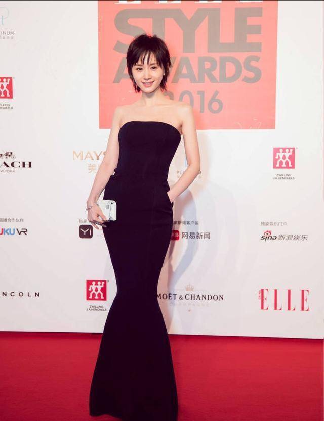 黑色|被王子文的“腰”惊艳了！穿一件黑色抹胸包臀裙，身材凹凸感十足