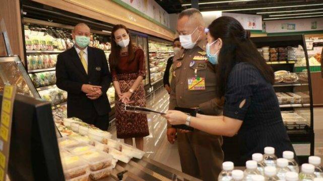 伍伦|泰国55岁华裔富婆有资本!怼脸拍不见一丝皱纹,嫩滑牛奶肌胜少女