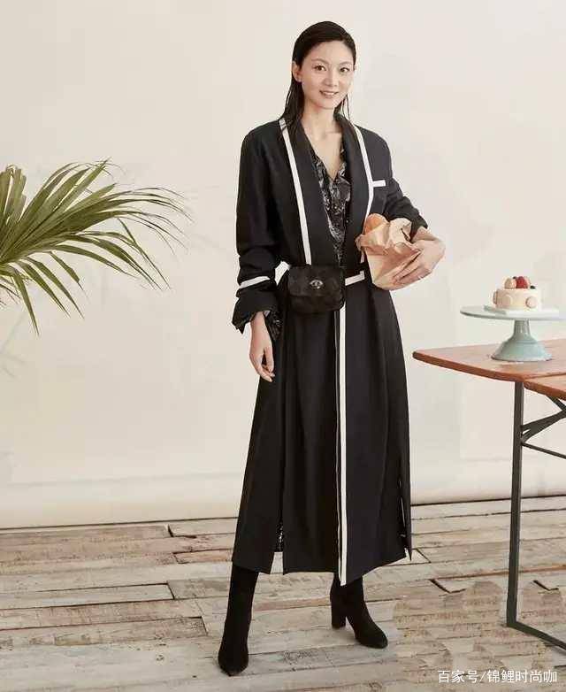 设计|陈婷随老公张艺谋出活动,穿v领长裙美成公主样,脸上笑容没断过