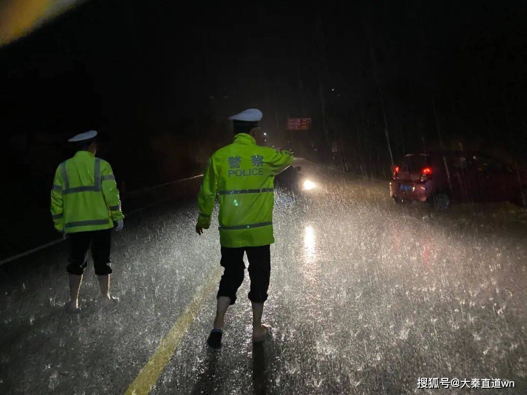 的交通事故和交通拥堵,大队民警采取固定执勤和巡逻执勤相结合的方式