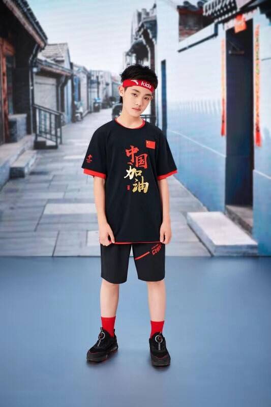国际街舞大赛冠军傅天宗上身安踏儿童加油t