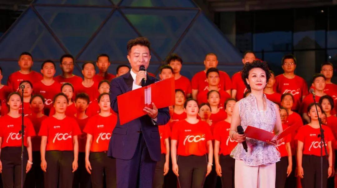 由田森各业务板块优秀先进份子组建而成的"田森百人合唱团",他们怀揣