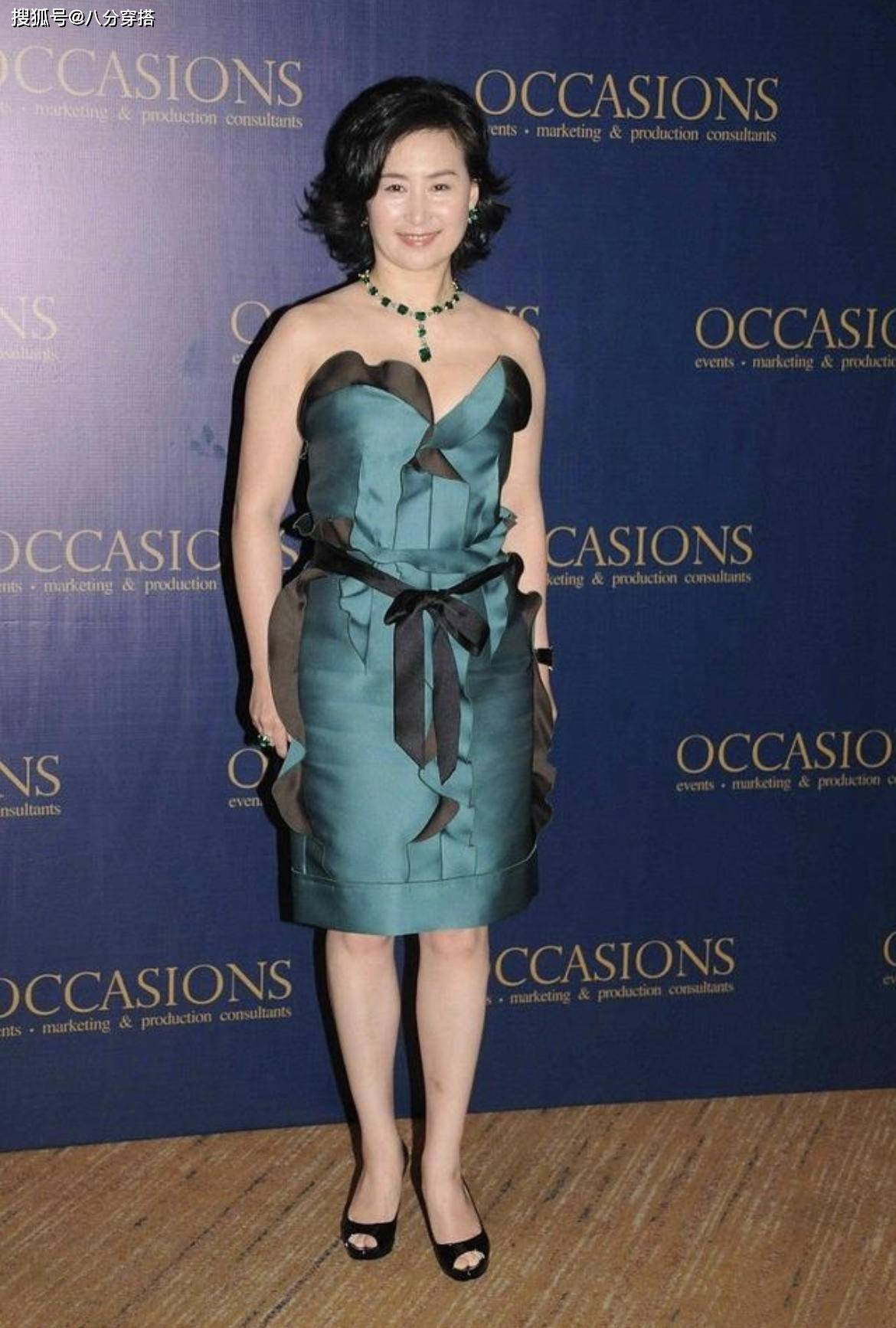 原创何超琼真是中年女性典范,穿黑色小香风连衣裙优雅端庄,高贵典雅