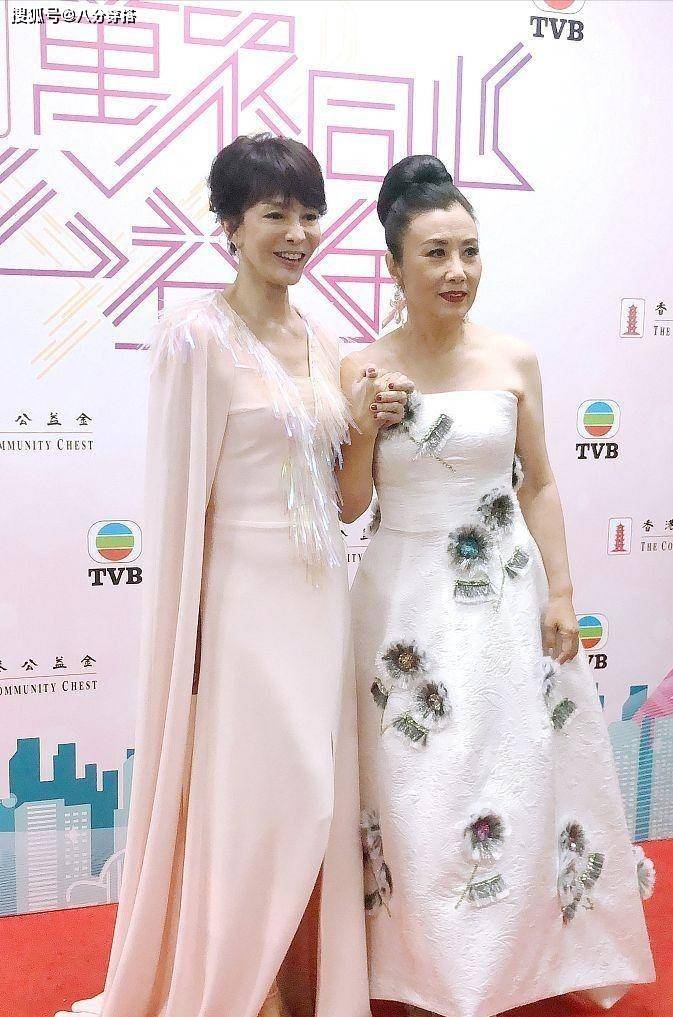 颜色|汪明荃真是“奶奶圈顶流”，穿彩色条纹裙时髦洋气，比年轻人还潮