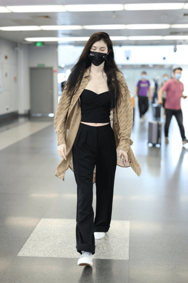 原创何穗178身高不白给这么长的裤子都能驾驭不仅不臃肿还很显瘦