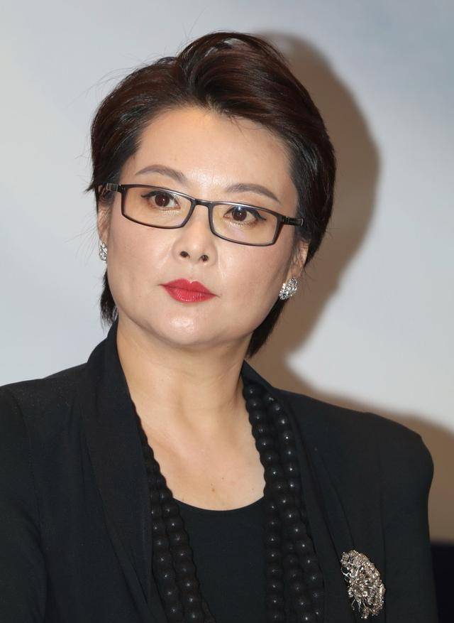 短裙|袁立真实会选衣服，垫肩短裙太霸气，一般人穿不出来这效果