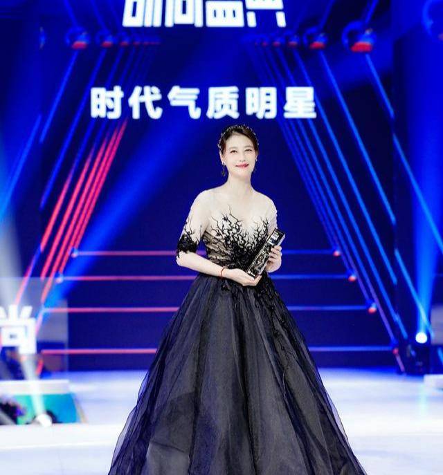 黑色|周海媚“胖了”更美,小圆脸怎么穿都“嫩”,搭配黑裙还很优雅