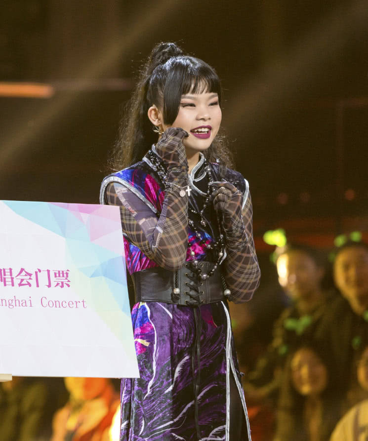 sunshine女孩写真曝光,裙子像全透视,"抠脚"却亮了!_cindy