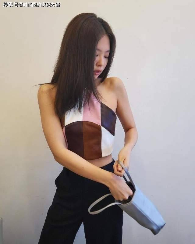 沈梦辰|肚兜吊带不愧是最凉快的夏季单品，沈梦辰和她都在穿，辣妹必备