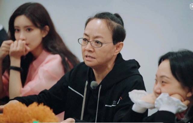 显得|宋丹丹上节目穿短裤,都满脸皱纹的60多岁老人,露腿也太敢了吧!