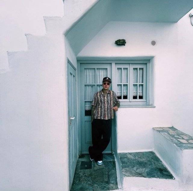 希腊|比伯夫妇甜蜜游希腊!迷妹妻子挖空心思秀身材,高级脸美过赛琳娜