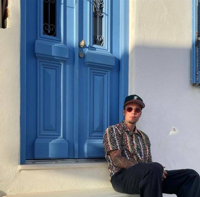 希腊|比伯夫妇甜蜜游希腊!迷妹妻子挖空心思秀身材,高级脸美过赛琳娜