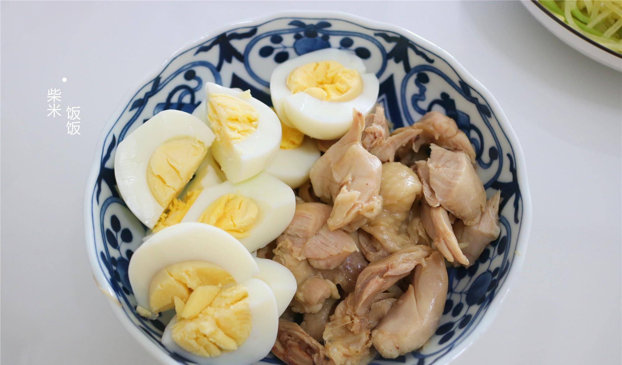 炒土豆丝|五一不出门,早餐在家吃,发面饼,小米粥,荤素搭配吃得香