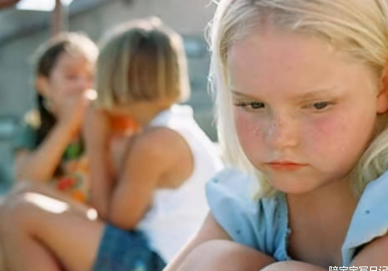 攻击性|在幼儿园里易受排挤的孩子，大多拥有三点特质，看看你家孩子有没