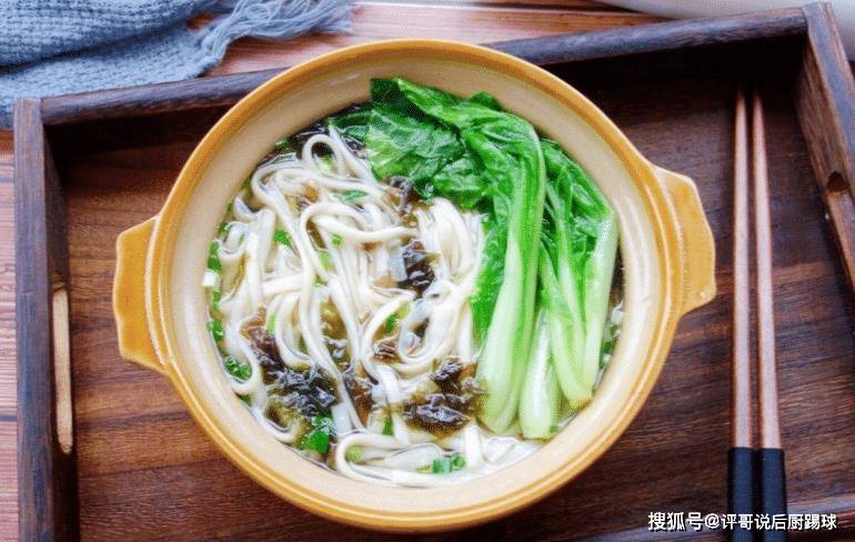 下锅|煮面条时，开水下锅是大错，面馆老板：牢记3点，面条爽滑又劲道