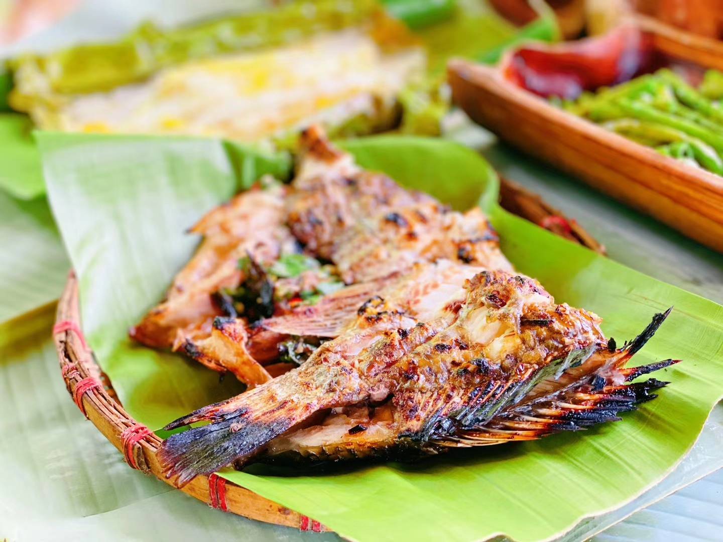 傣族美食那么多,为什么香茅草烤鱼名气这么大?_条鱼