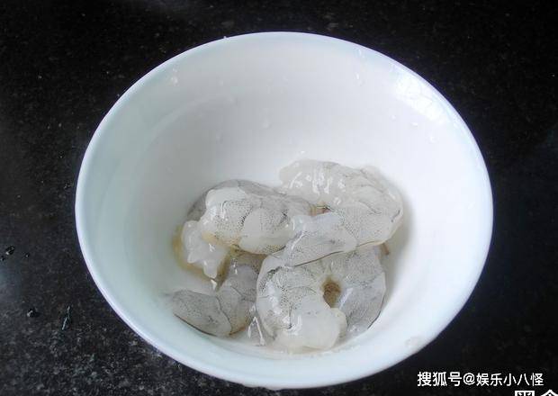 带着|口感嫩滑的虾仁蒸蛋，营养又带着虾的鲜味，秋日早餐必备