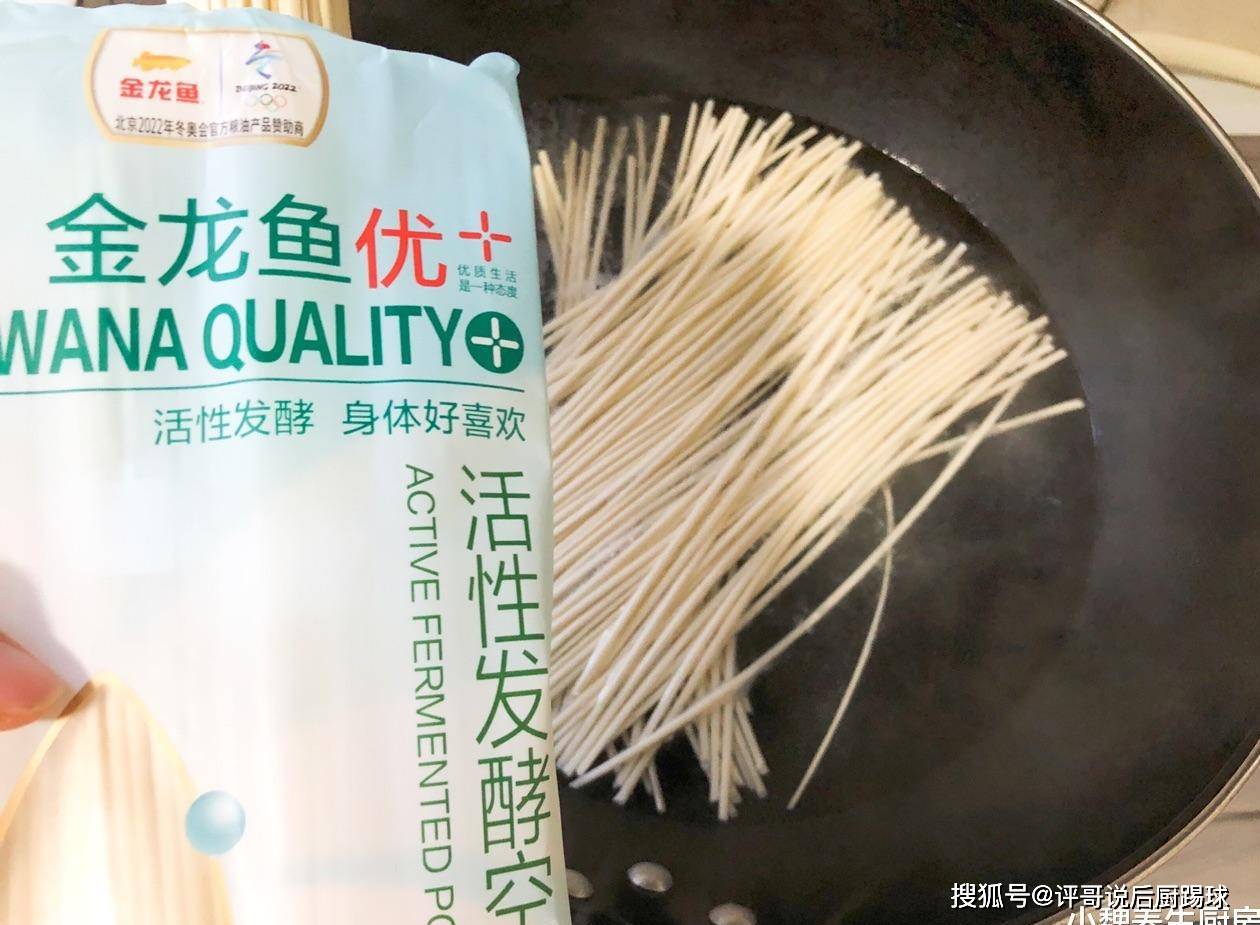 下锅|煮面条时，开水下锅是大错，面馆老板：牢记3点，面条爽滑又劲道