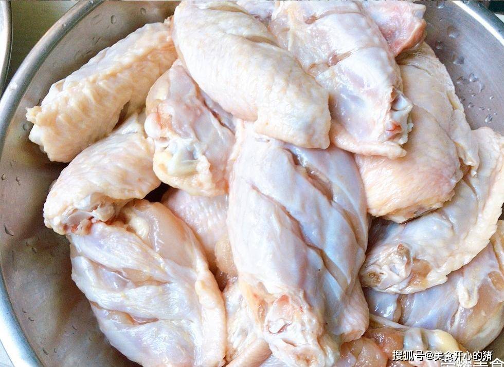 鸡中翅是喜欢烧烤的人的必点的肉类之一,用烧烤的方式做出来的鸡中翅