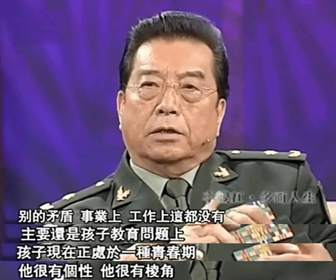 82歲李雙江罕見演出滿頭黑髮肚腩明顯專人為其手動扇風似大爺