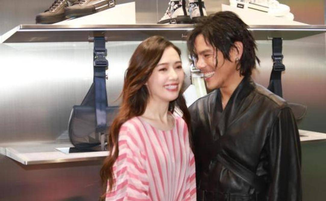 郭碧婷产后复出脸部浮肿,穿粉衣却无半分少女感?