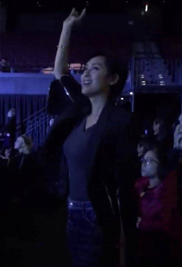 裙子|朱茵走红毯旧照，皮肤黑的出油身材又壮实，并不像营销那么漂亮！