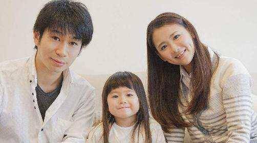 带着|送女儿上幼儿园，她半路叫了一个人，我知道自己的婚姻完了