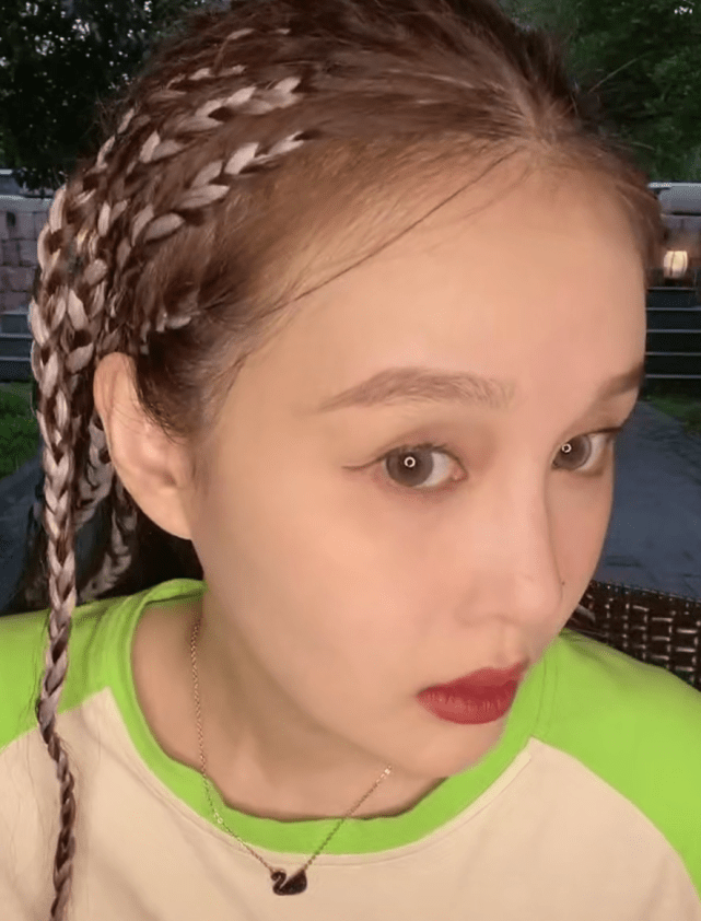 赵本山女儿全素颜直播秀恩爱,自曝处于生理期