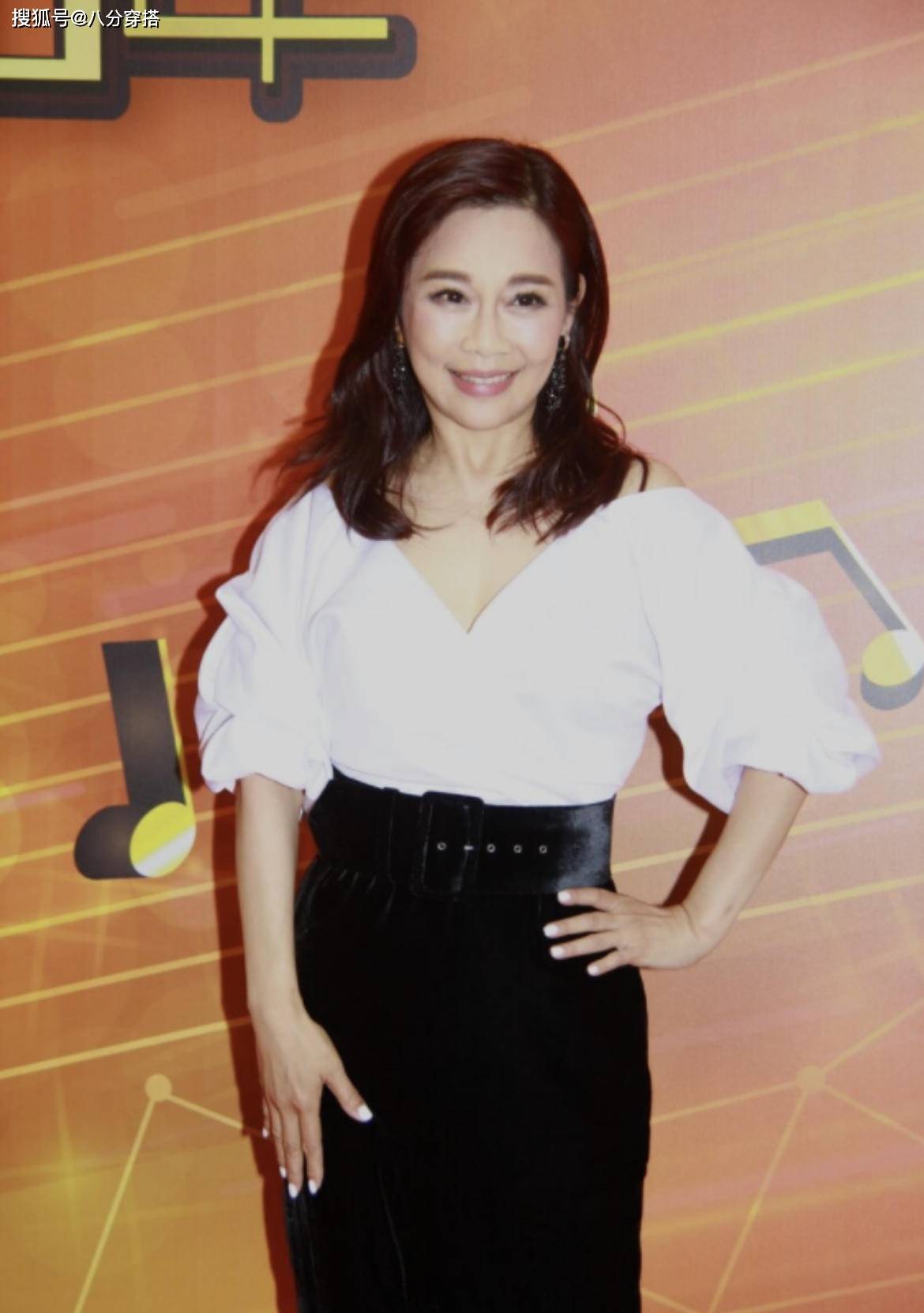 原创陈松伶50岁也没阿姨味穿蓝白条纹t恤裙清新减龄舒适随性