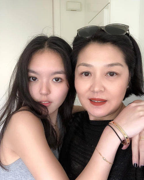 网友|有一种“整容式长大”叫李咏女儿，曾因容貌被嘲，18岁长成女团脸