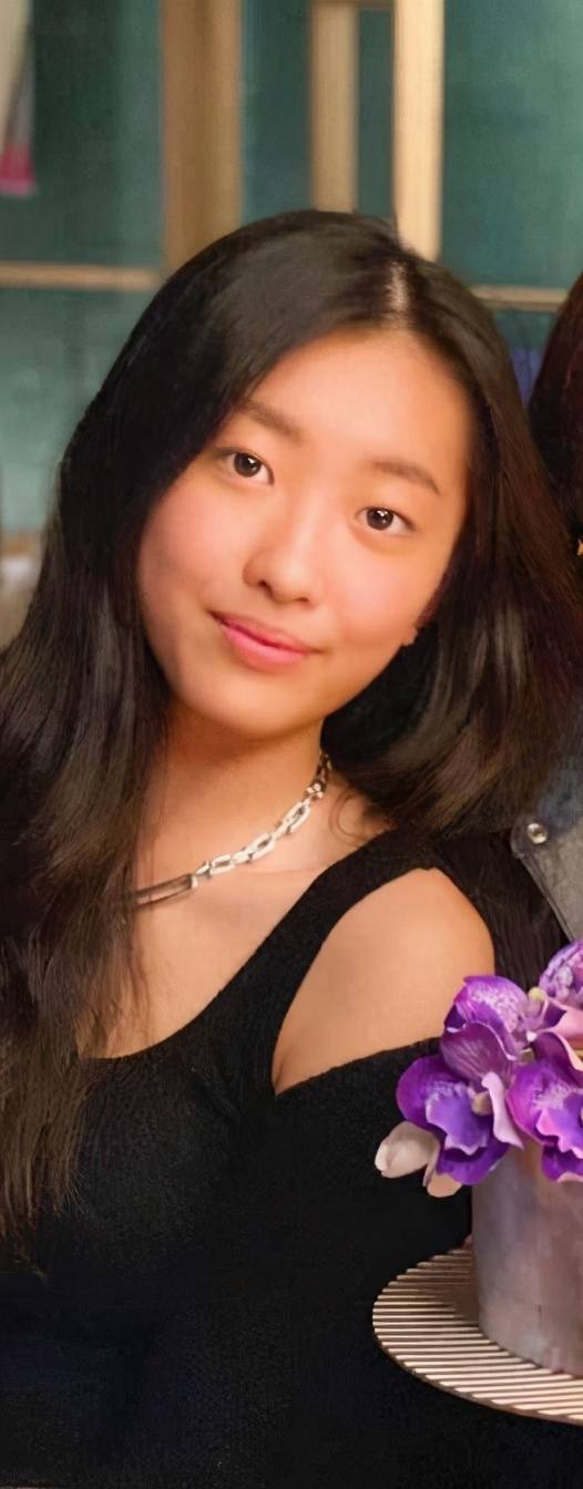 刘嘉玲与徐濠萦等庆生,陈奕迅16岁女儿亭亭玉立,五官复制妈妈?_陈康堤