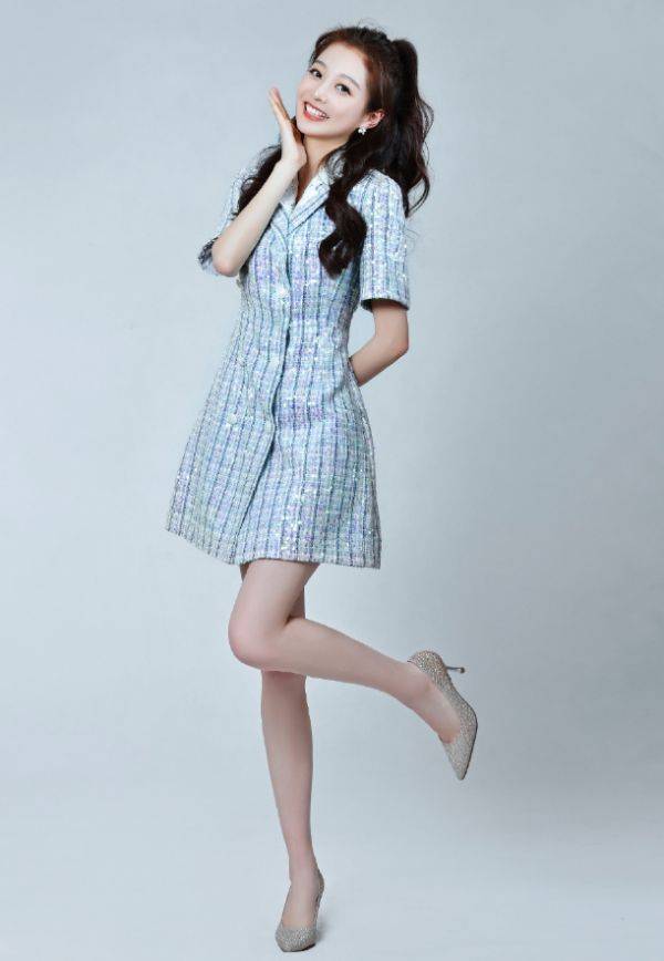 领诵员冯琳彻底走红!22岁担任实习主持,清纯知性美得逆天_形象