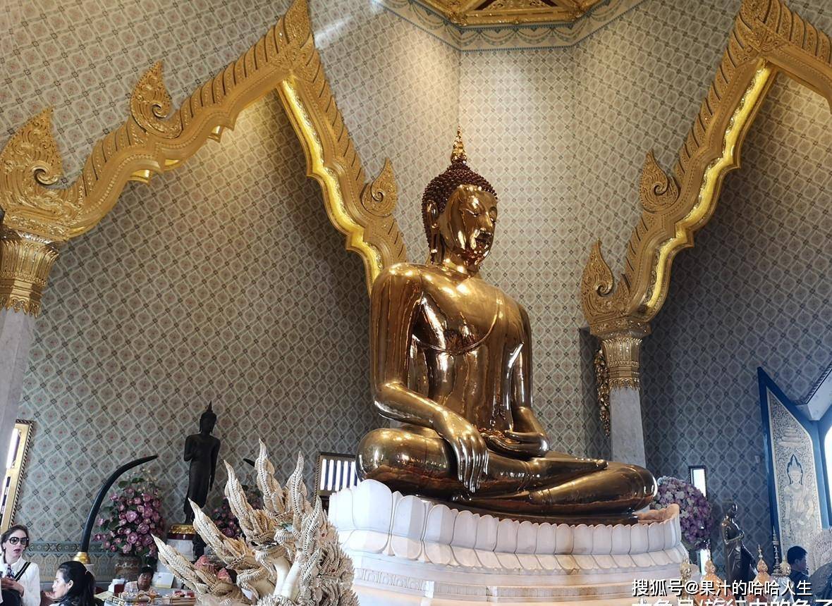 其实,两则传说都相差不大,最终这尊金佛是谁耗费这巨大财力铸成,更是