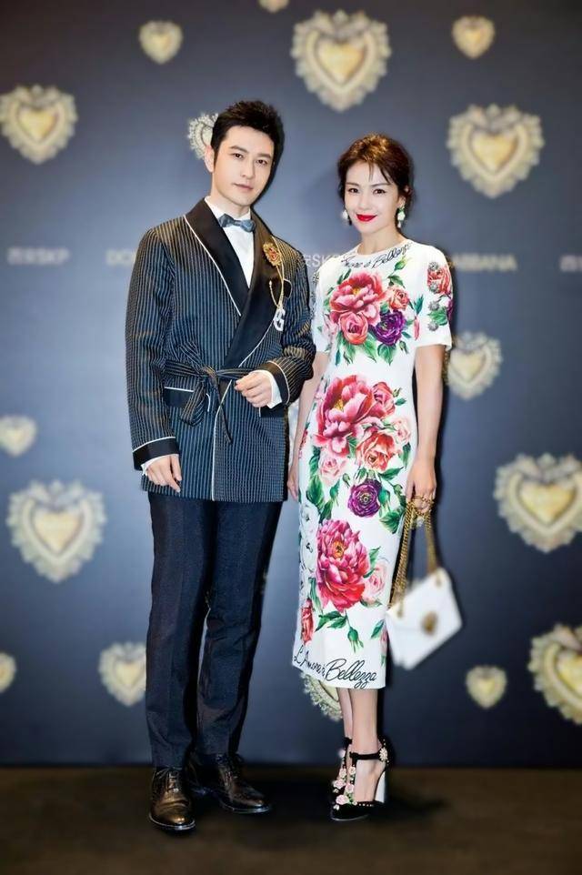 身材|黄晓明与刘涛同台，男士条纹西装很绅士，女士印花裙端庄优雅