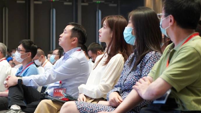 路演活动|刘强东娇妻章泽天旧照曝光，身穿白色T恤十分清纯，初恋脸太治愈