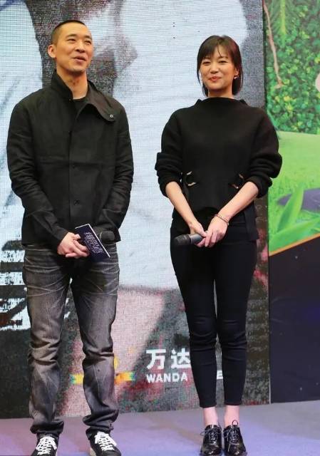 显得|徐静蕾和黄立行出行,穿衬衣背带裙真嫩,而黄立行偷看眼神太有爱