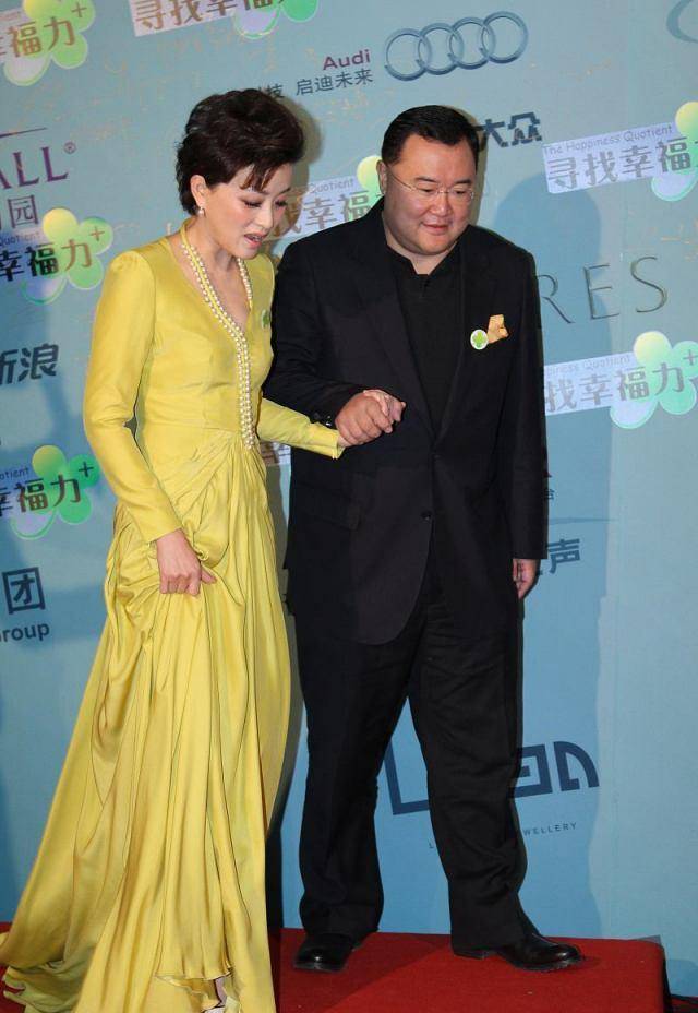 老公|杨澜与老公同框，穿一袭黄色长裙小鸟依人，老公身材发福一脸憨