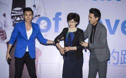 大气|潘虹65岁也优雅大气,一身蓝裙搭配得体大方,比刘晓庆老得更自然