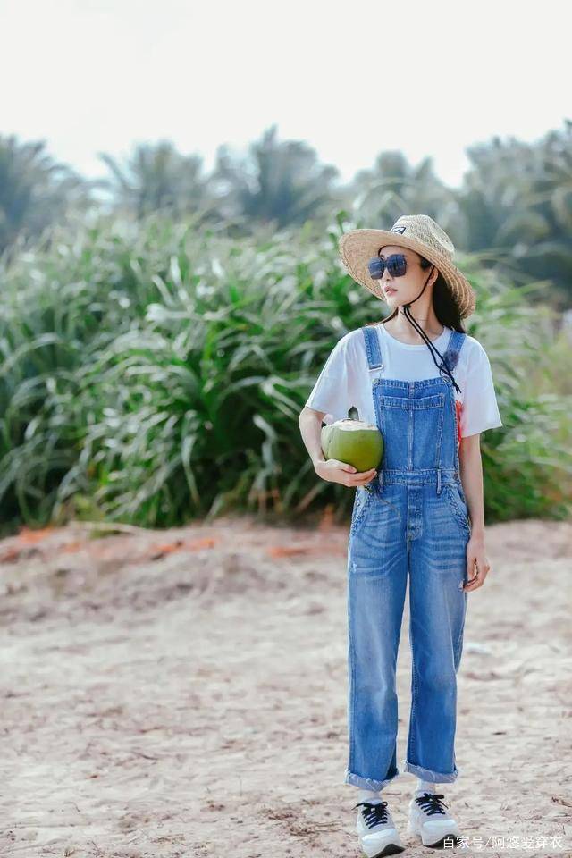 王鸥|王鸥真有少女感，穿露脐装秀A4腰，搭百褶裙秀长腿真不像38岁