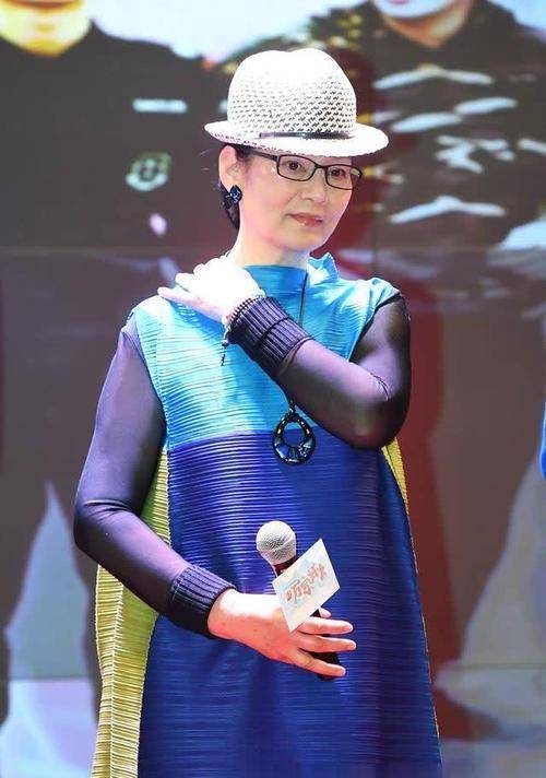 大气|潘虹65岁也优雅大气,一身蓝裙搭配得体大方,比刘晓庆老得更自然