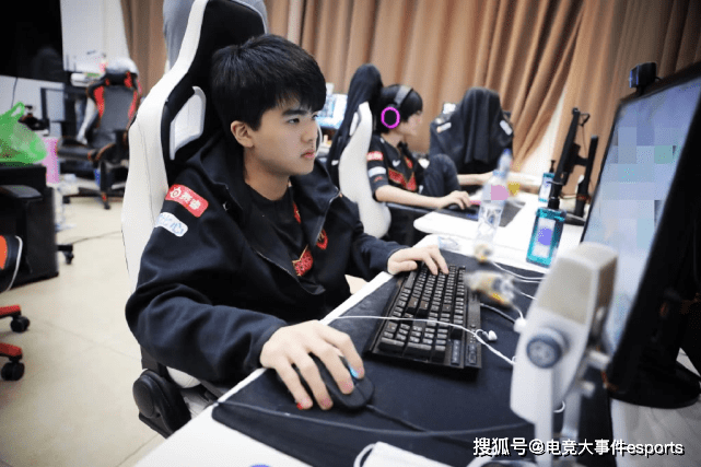 状态|FPX真的打算LWX相信到底呗？夏季赛提上来的二队AD，今天再次下放